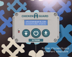 Portier ChickenGuard adaptable sur le poulailler Collection « Hashtag bleu »
