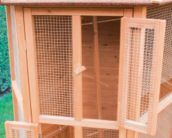 Petites portes pour le nourrissage des oiseaux dans la volière hexagonale en bois lasuré pour oiseaux Intérieur ou extérieur